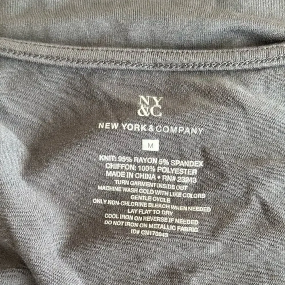NEW YORK & COMPANY Gray V Neck Sleeveless Top, Medium